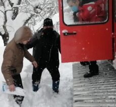 Kastamonu'da kar nedeniyle köyde mahsur kalan 2 hasta ekiplerce kurtarıldı