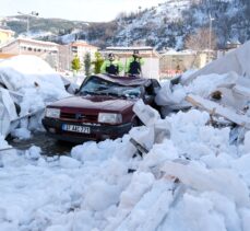 Kastamonu'da kardan etkilenmesin diye kapalı alana çekilen otomobilin üzerine çatı çöktü