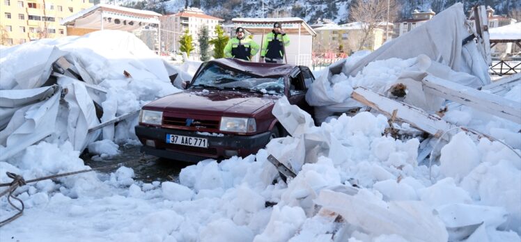 Kastamonu'da kardan etkilenmesin diye kapalı alana çekilen otomobilin üzerine çatı çöktü