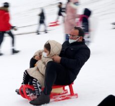 Kayseri'de çocukların poşet ve leğenle kayak keyfi