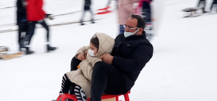 Kayseri'de çocukların poşet ve leğenle kayak keyfi