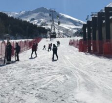 Kısıtlamadan muaf tutulan turistler Palandöken'de kayak yapmanın keyfini yaşıyor