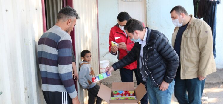 Kızılay Hatay Toplum Merkezi ihtiyaç sahiplerine alışveriş kartı ile çocuk eğitim kiti  dağıttı
