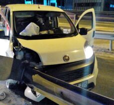 Kocaeli'de sağlık personelini taşıyan hafif ticari araç refüje çarptı: 2 yaralı