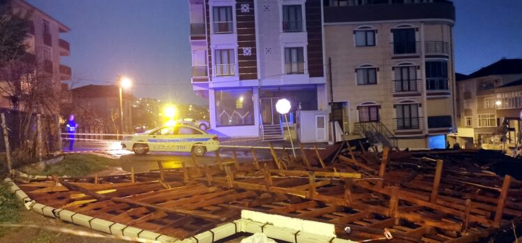 Kocaeli'de şiddetli rüzgar nedeniyle apartmanın çatısı uçtu