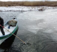 Konya'da balıkçılar eksi 18 derecede donan Beyşehir Gölü'nde buzları kırarak avlanıyor