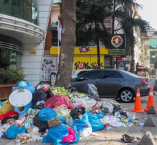 Maltepe Belediyesi işçilerinin grevi nedeniyle sokaklardaki çöpler 5 gündür toplanmıyor