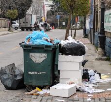 Maltepe'de grev nedeniyle toplanmayan çöpler sokaklarda birikti