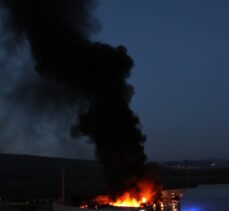 Manisa'da metal geri dönüşüm fabrikasında çıkan yangına müdahale ediliyor
