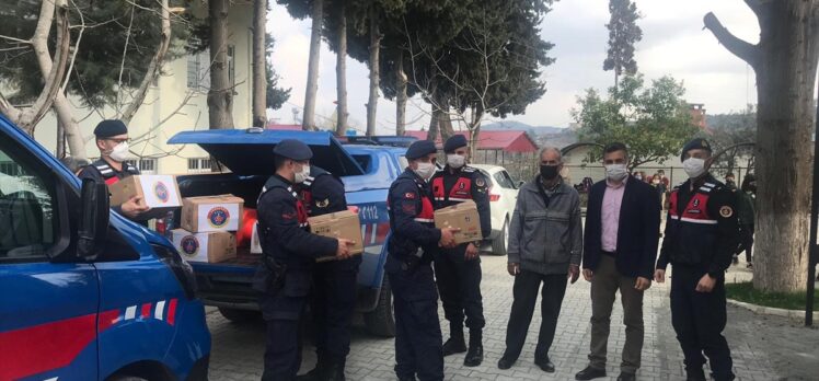 Mersin'de jandarma ekipleri şehit meslektaşlarının adını taşıyan kütüphaneye kitap bağışı yaptı