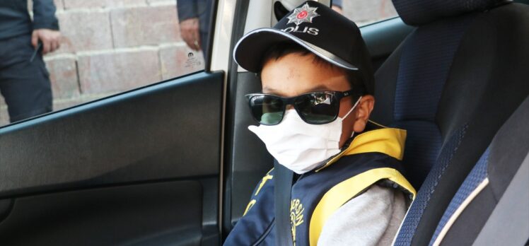 Mersin'de kanser tedavisi gören çocuk bir günlüğüne polis olmanın mutluluğunu yaşadı