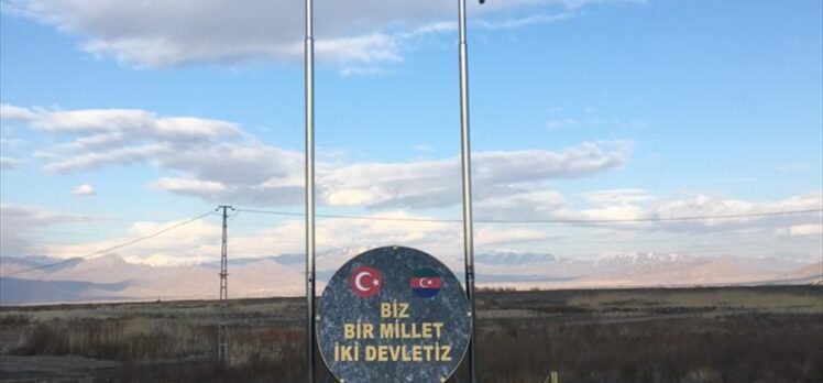 Nahçıvan sınırına yapılan Bayrak Anıtı'na Türkiye ve Azerbaycan bayrakları asıldı