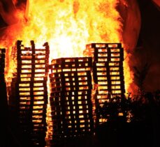 GÜNCELLEME – Mersin’de narenciye paketleme fabrikasında çıkan yangın söndürülmeye çalışılıyor
