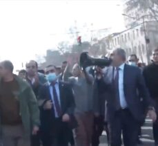 Paşinyan, destekçileriyle Erivan sokaklarında yürüdü