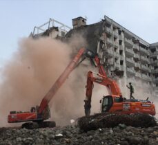 Rize'de kentsel dönüşüm projesi kapsamında bazı yapıların yıkımı sürüyor