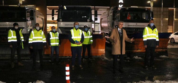 Sakarya Büyükşehir Belediyesi 83 araç ve 180 personelle kar yağışına karşı teyakkuzda