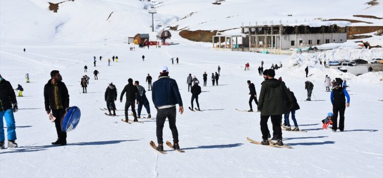 Şemdinlili gençler artık tahtayla değil profesyonel kayak takımlarıyla kayak yapacak