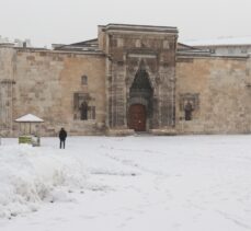 Sivas'ta kar nedeniyle 109 köy yolunda ulaşım sağlanamıyor
