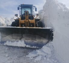 Sivas'ta karla mücadelenin “kahramanları” yolları açık tutmak için çaba gösteriyor
