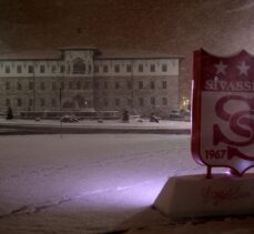 Sivas'ta tarihi kent meydanı kar yağışıyla beyazlar içinde kaldı