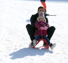 Sömestir tatilini fırsat bilen aileler, çocuklarıyla Palandöken'de kayak yapmanın keyfini çıkarıyor