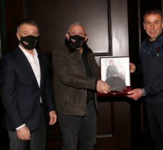Trabzonspor'un 61 bin liradan satışa çıkardığı lisanslı kasket, iş insanı Seyfettin Selim'e teslim edildi