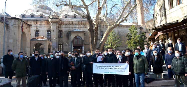 TÜGVA’dan Boğaziçi Üniversitesi önünde Kabe fotoğrafının yere serilmesine tepki