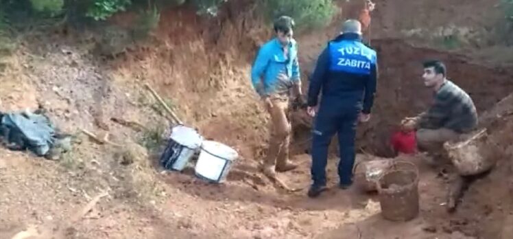 Tuzla'da define aramak için kazı yapan şüpheliler zabıta ekiplerince yakalandı