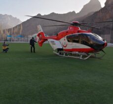 Artvin'de tarım aracının devrilmesi sonucu yaralanan kişi ambulans helikopterle Erzurum'a götürüldü
