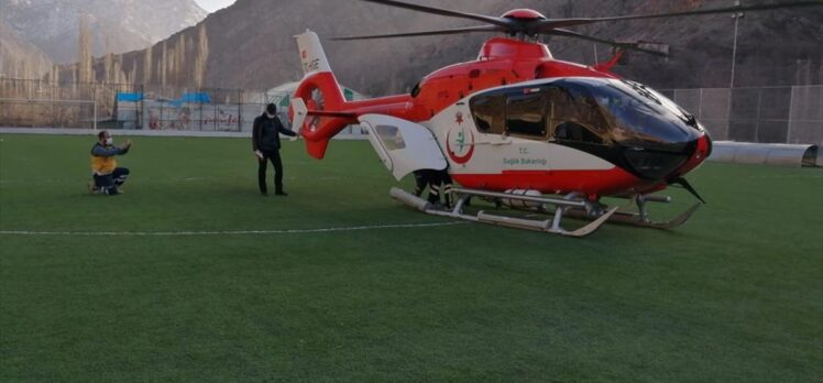 Artvin'de tarım aracının devrilmesi sonucu yaralanan kişi ambulans helikopterle Erzurum'a götürüldü