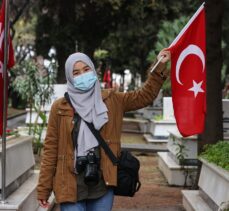 İzmir'deki şehitleri anma törenine kentte eğitim gören yabancı öğrenciler de katıldı