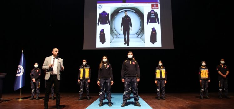 Acil sağlık çalışanları Uşak Üniversitesi tarafından tasarlanan yeni kıyafetlerini podyumda tanıttı
