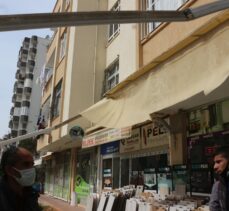 Adana'da 4. kattan üzerine pencere düşen kişi yaralandı