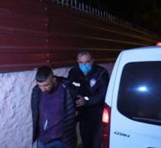 Adana'da uzun namlulu silahla eve saldırı düzenleyen 2 şüpheli yakalandı