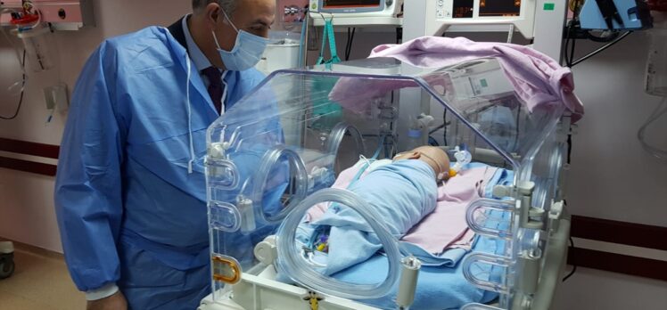 AK Parti Karaman Milletvekili Şeker, hayatını kurtardığı Bolathan Yerdana bebeği hastanede ziyaret etti