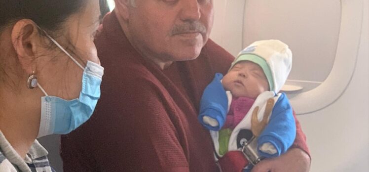 AK Parti Karaman Milletvekili Şeker'den, uçakta rahatsızlanan bebeğe hayati dokunuş