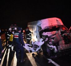 Aksaray'da kamyonet tıra arkadan çarptı: 1 ölü, 1 yaralı