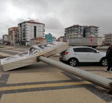 Aksaray'da kuvvetli rüzgarın etkisiyle sökülen reklam panosu seyir halindeki otomobilin üzerine düştü