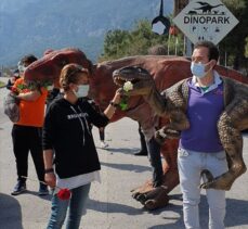 Antalya'da dinozor kostümlü animatörler trafik denetiminde kadın sürücülere çiçek verdi