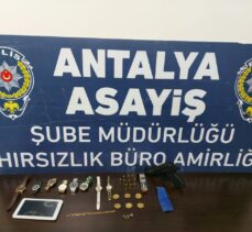 Antalya'da evden 45 bin liralık ziynet eşyası çaldığı öne sürülen 4 şüpheli yakalandı