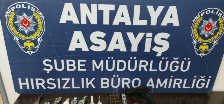 Antalya'da evden 45 bin liralık ziynet eşyası çaldığı öne sürülen 4 şüpheli yakalandı