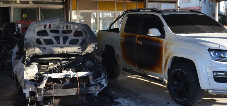 Antalya'da oto galeride çıkan yangında 8 otomobil zarar gördü