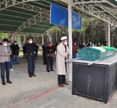 GÜNCELLEME – Antalya'da, psikolojik tedavi gördüğü ileri sürülen oğlu tarafından öldürülen annenin cenazesi toprağa verildi