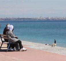 Antalya'da vatandaşlar sahilin ve güneşli havanın keyfini çıkardı