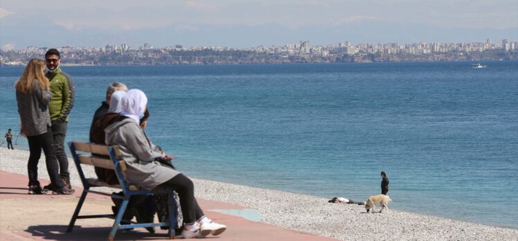 Antalya'da vatandaşlar sahilin ve güneşli havanın keyfini çıkardı