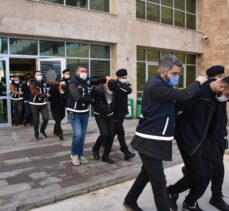 Antalya'da yağma ve silahlı tehdit suçlarını işledikleri iddia edilen 6 kişi tutuklandı