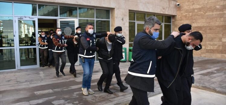 Antalya'da yağma ve silahlı tehdit suçlarını işledikleri iddia edilen 6 kişi tutuklandı
