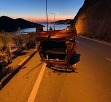 Antalya'da yol kenarındaki kayalıklara çarpan otomobilin sürücüsü öldü