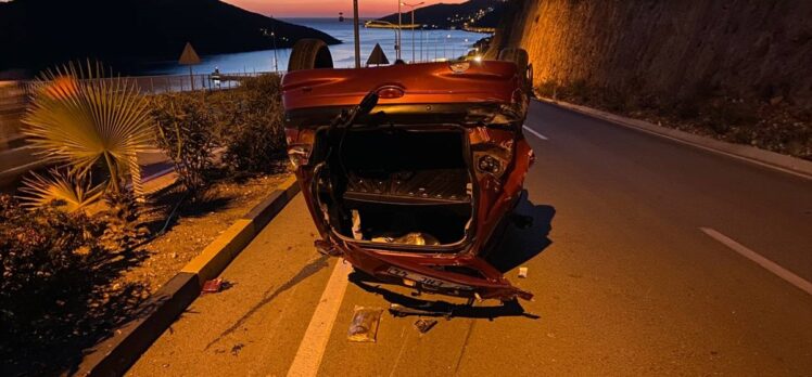 Antalya'da yol kenarındaki kayalıklara çarpan otomobilin sürücüsü öldü