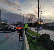 Ataşehir'de karşı şeride geçerek devrilen otomobilin sürücüsü yaralandı